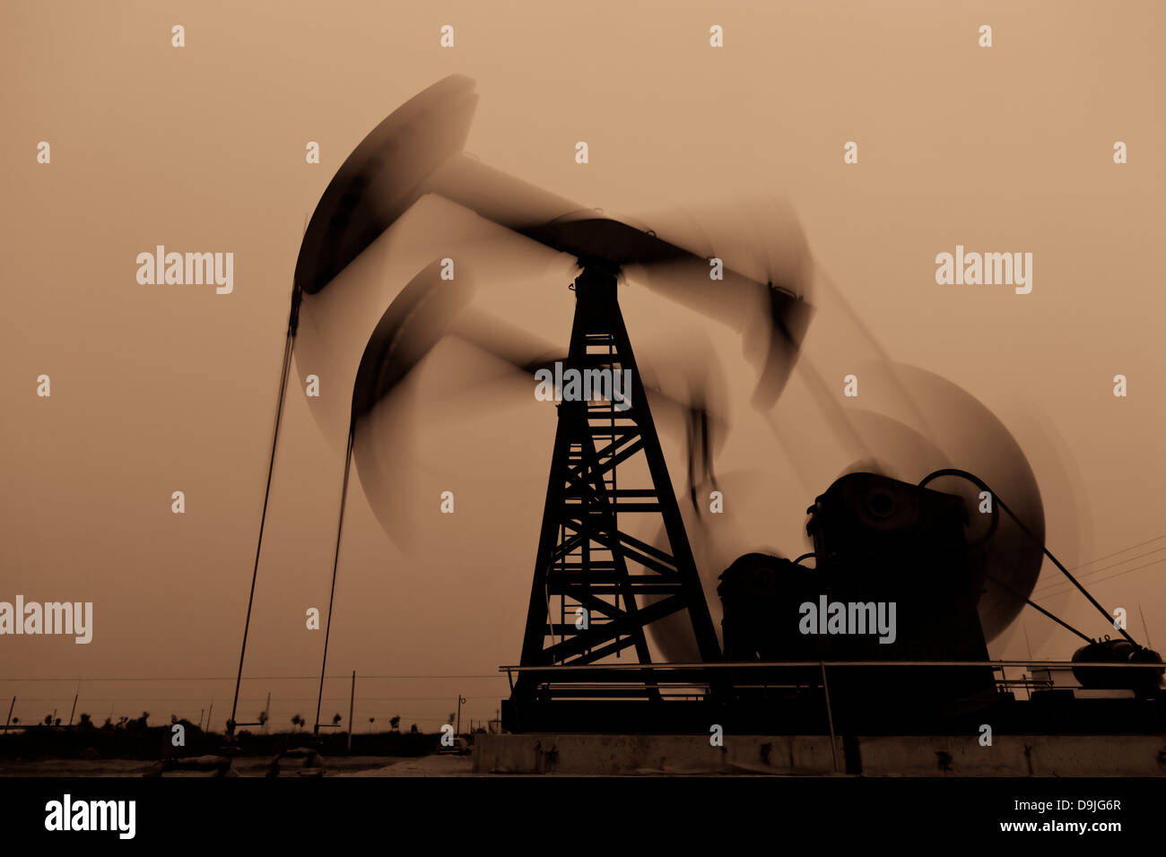 Di lavoro della pompa olio silhouette al tramonto Foto Stock
