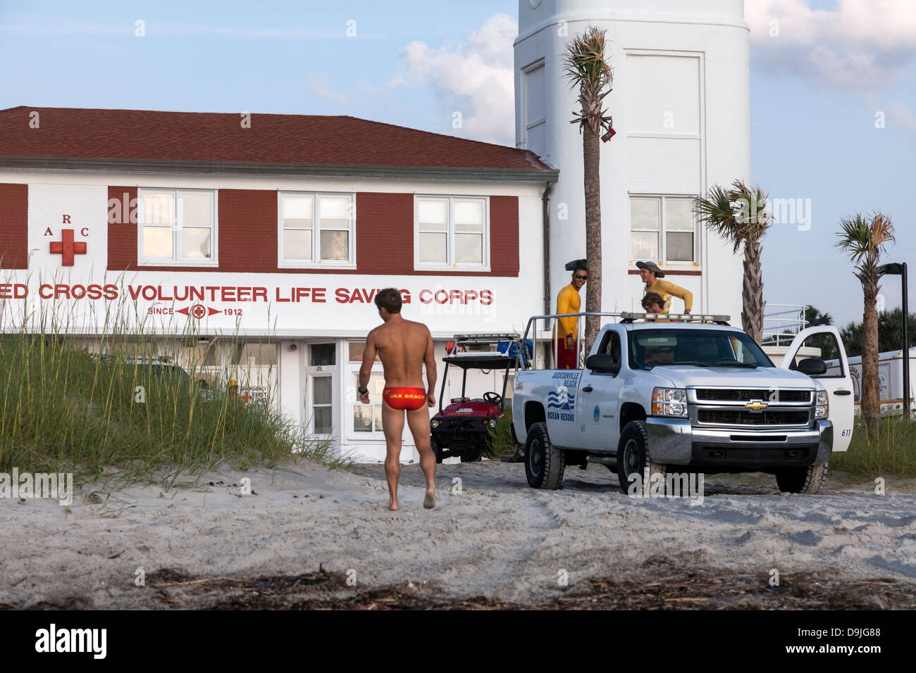 American volontario della Croce Rossa di salvataggio Corps edificio, rescue volontari e pickup truck sulla Spiaggia di Jacksonville, Florida. Foto Stock