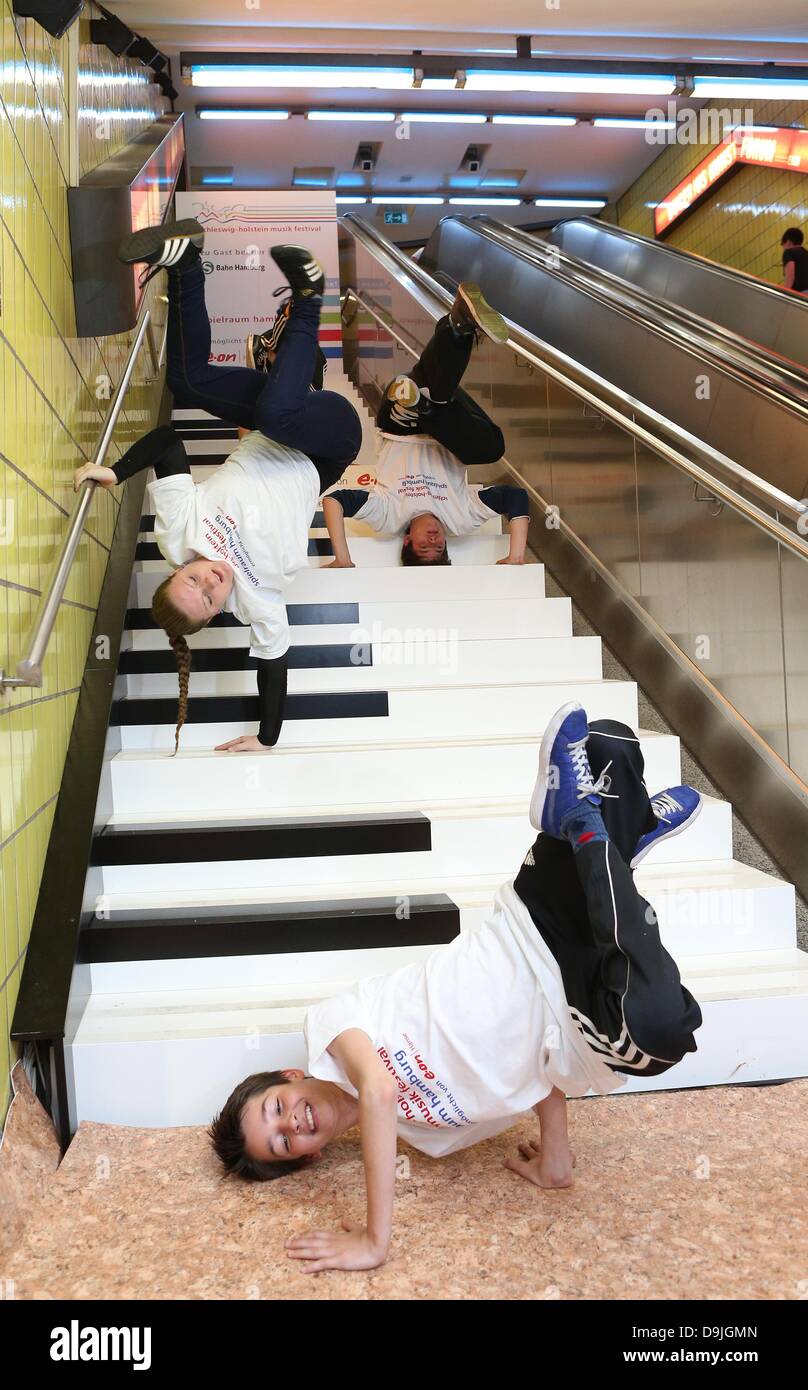 Ballerine provenienti dal gruppo breakbeat stand e danza durante l'installazione audio 'Piano Scale' in Municipio S-Bahn stazione ad Amburgo, Germania, 20 giugno 2013. Il programma di Schleswig-Holstein Music Festival è stato presentato durante l'azione. Foto: CHRISTIAN CHARISIUS Foto Stock