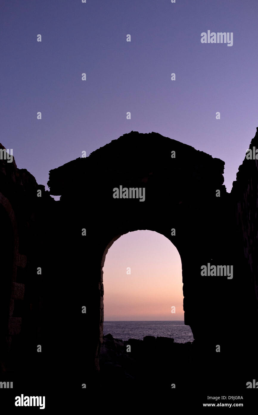 Vecchio pumphouse abbandonati a livello del mare profilarsi dopo il tramonto sulla costa vicino a Playa San Juan, Tenerife, Isole canarie, Spagna. Foto Stock