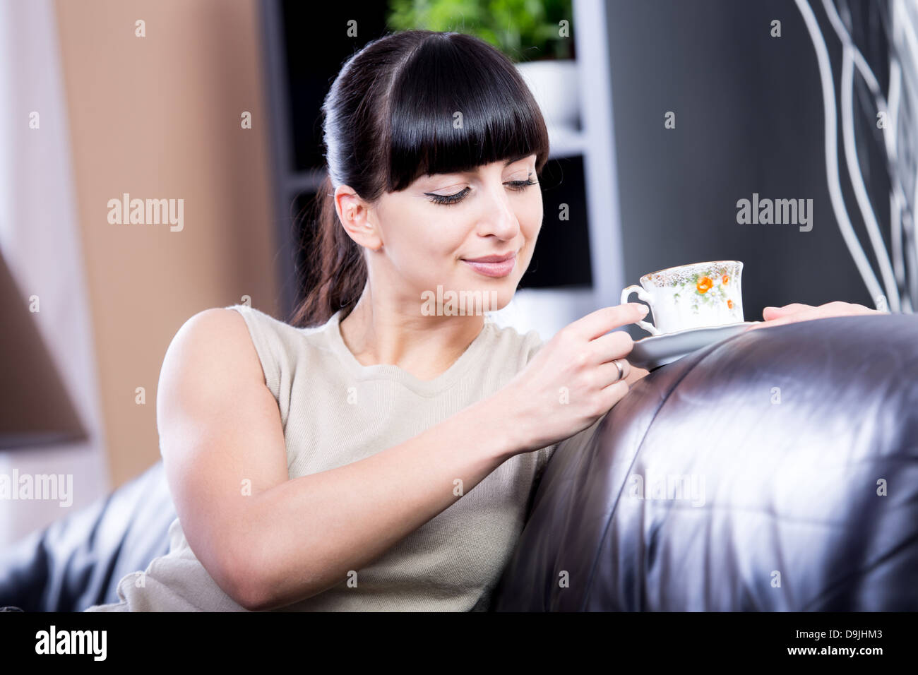 Ritratto di una giovane donna nel soggiorno Foto Stock