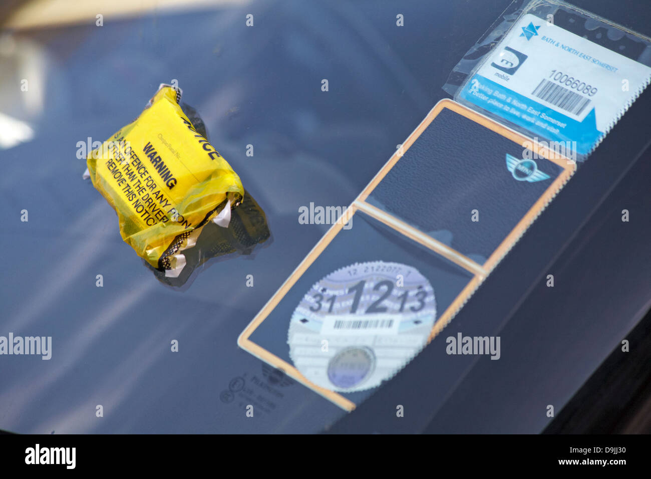 Avviso avvertenza la rimozione di questo avviso sul parabrezza dell'auto a Bath, Somerset UK, in aprile, costituisce un reato per qualsiasi persona diversa dal conducente Foto Stock