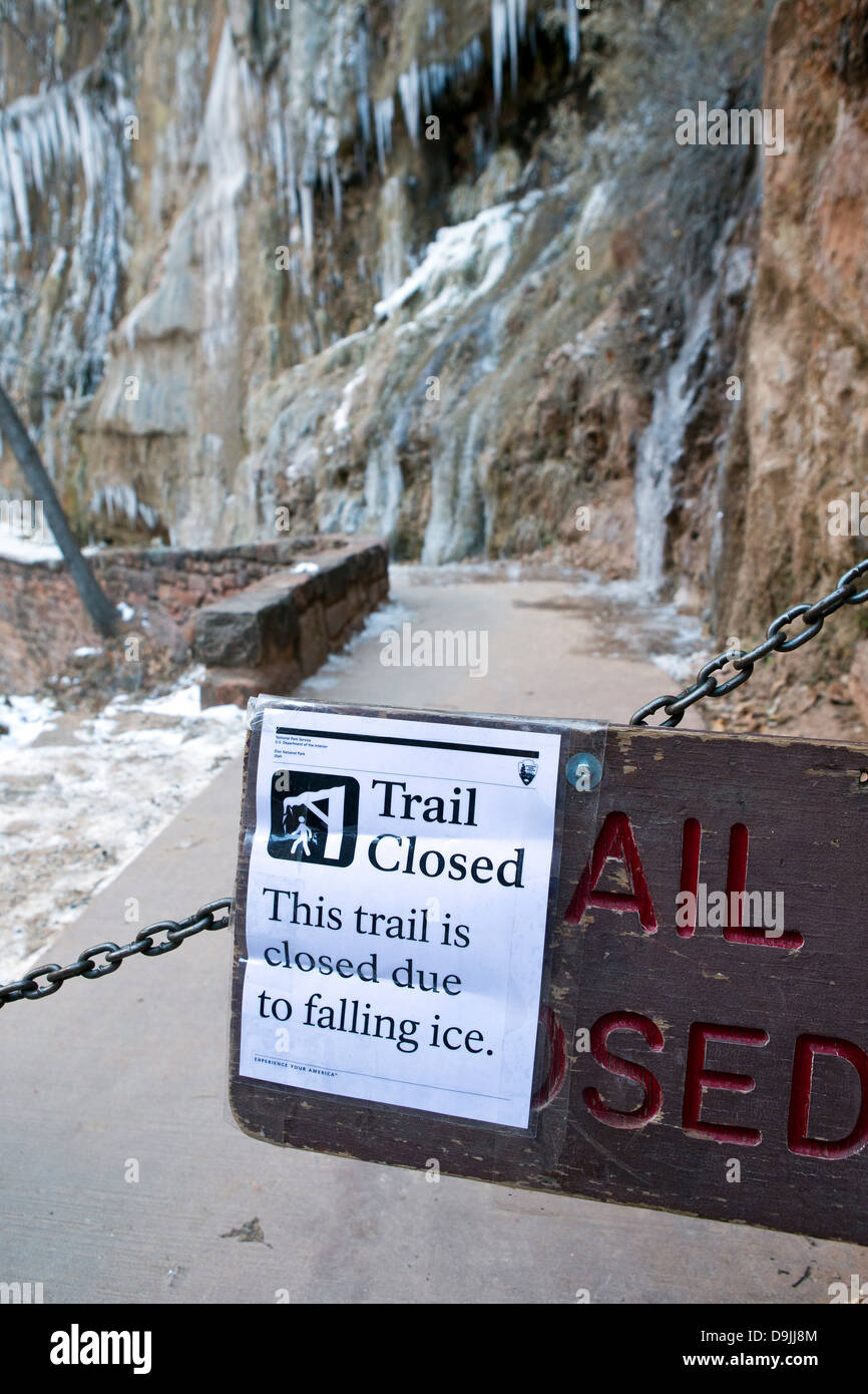 Parco nazionale di servizio segno di avvertimento che indica il sentiero è chiuso a causa di caduta di ghiaccio, parco nazionale Zion, Utah, Stati Uniti d'America Foto Stock