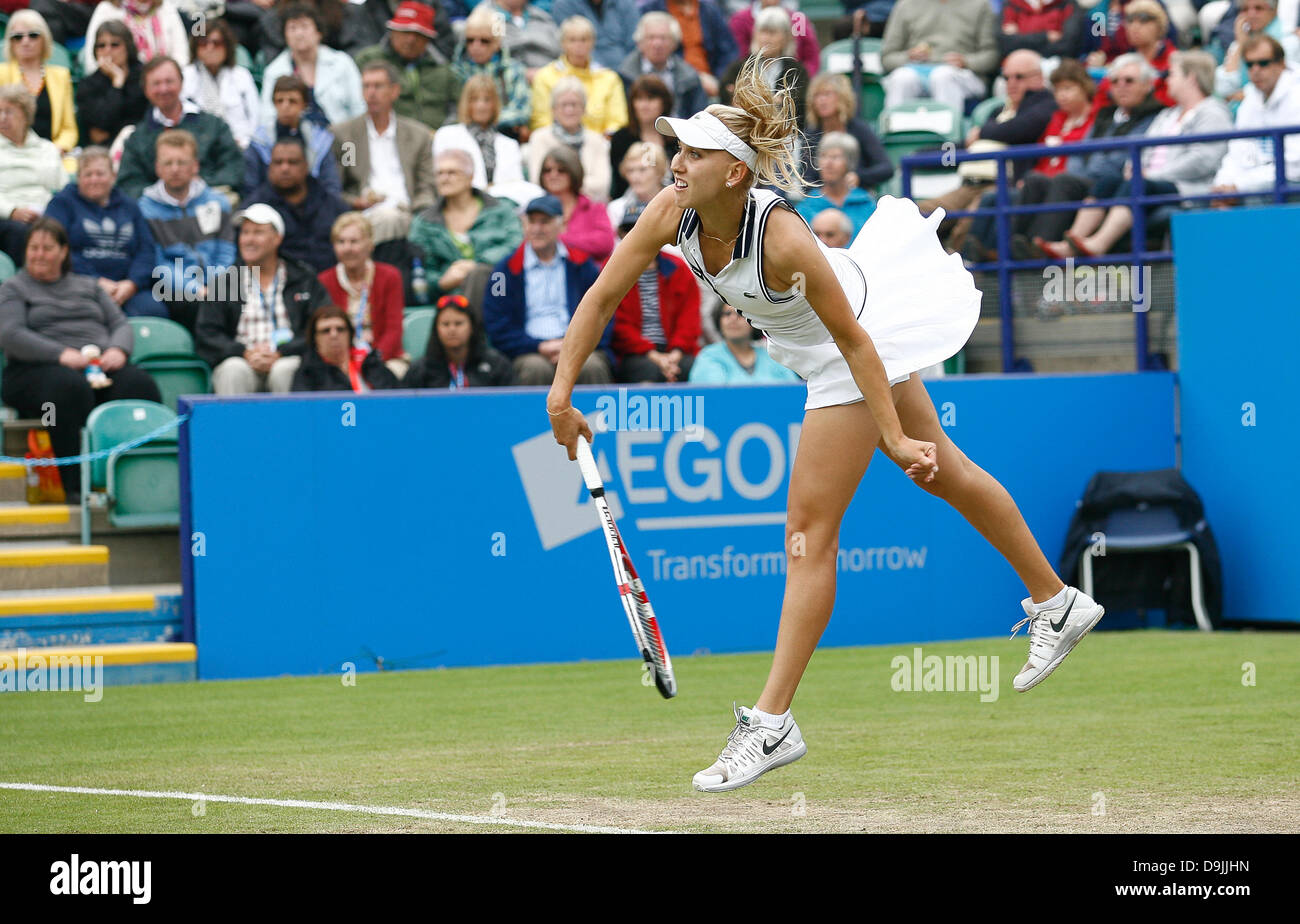 20.06.2013 Eastbourne, Inghilterra. Elena Vesnina(RUS) sconfitte Na Li(CHN) da un punteggio 7-6, 6-3 in Devonshire Park Foto Stock