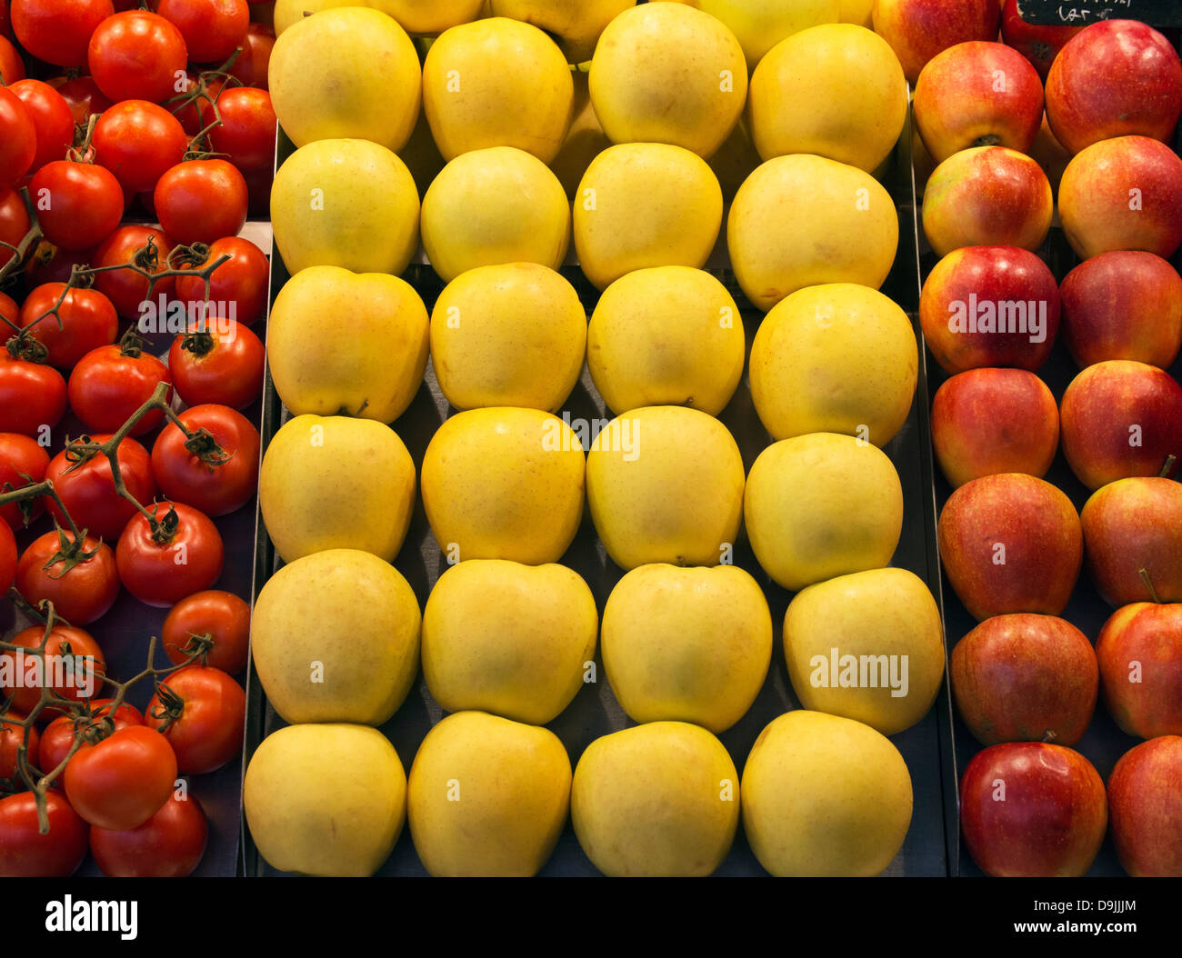 Le mele e i pomodori nel Mercato di Boqueria, poco lontano da La Rambla, Barcelona, Spagna Foto Stock