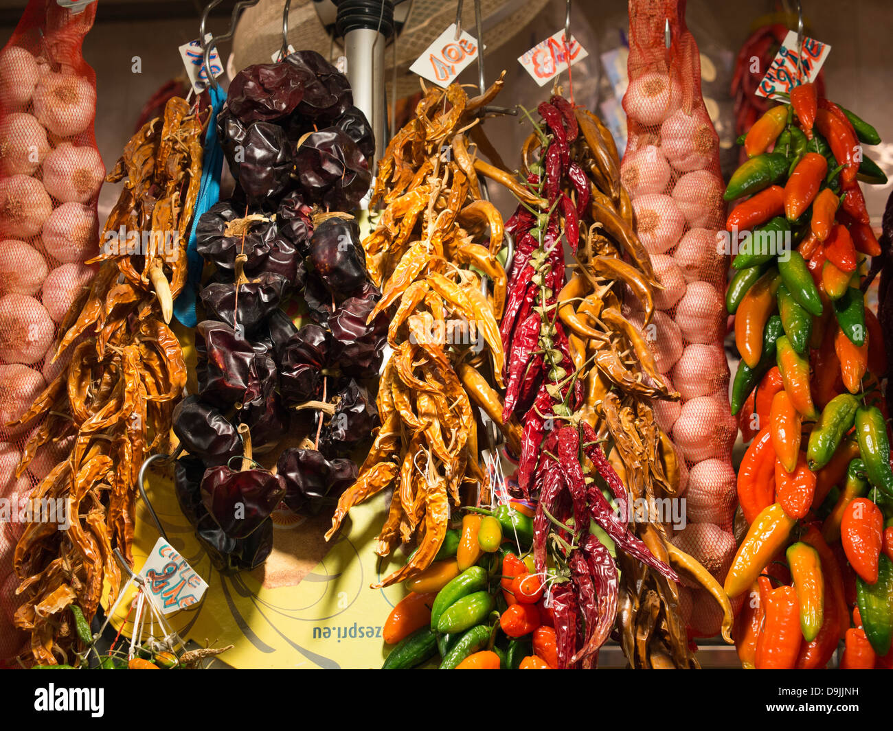 Peperoncino e aglio nel Mercato di Boqueria, poco lontano da La Rambla, Barcelona, Spagna 2 Foto Stock