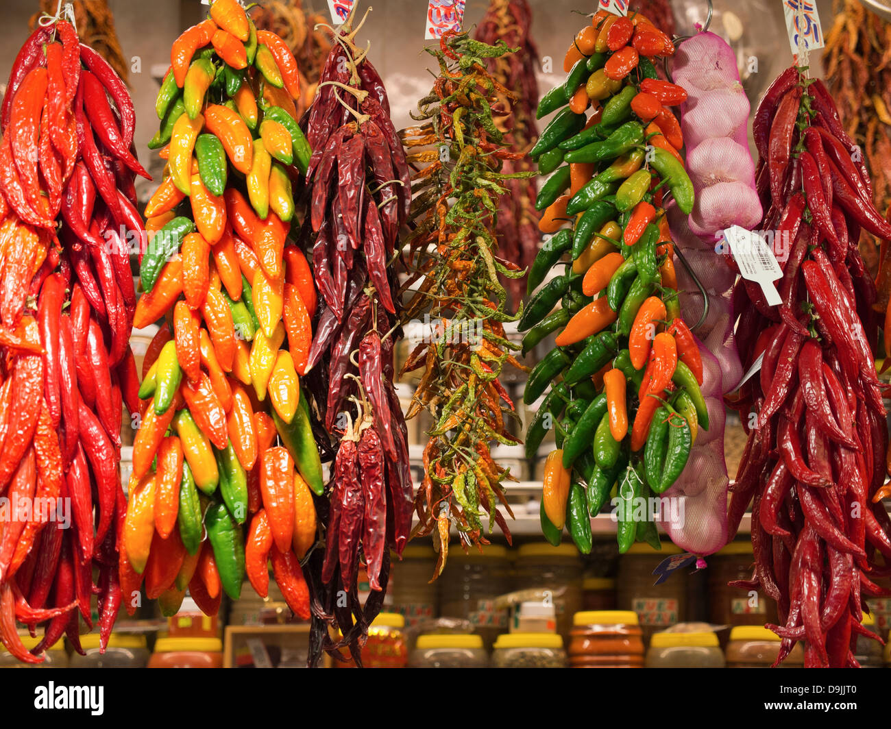 Peperoncino e aglio nel Mercato di Boqueria, poco lontano da La Rambla, Barcelona, Spagna 1 Foto Stock