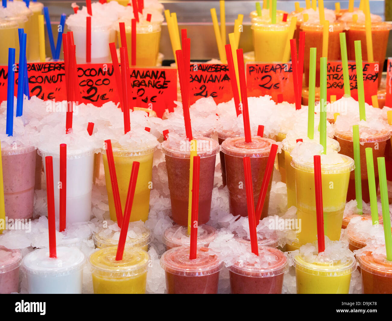 Iced succhi di frutta nel Mercato di Boqueria, poco lontano da La Rambla, Barcelona, Spagna Foto Stock