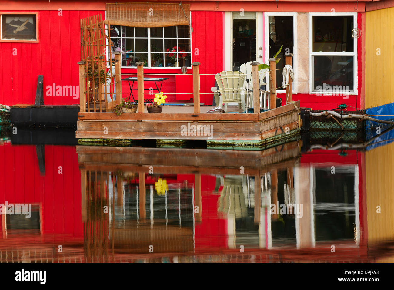Casa galleggiante flottante e di riflessione in acqua al Fisherman Wharf marina-Victoria, British Columbia, Canada. Foto Stock