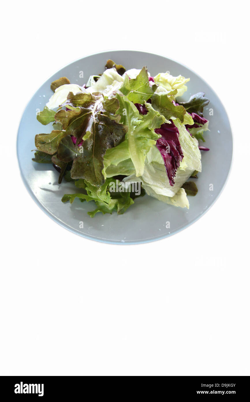 L'insalata di verdure nel piatto su sfondo bianco. Foto Stock