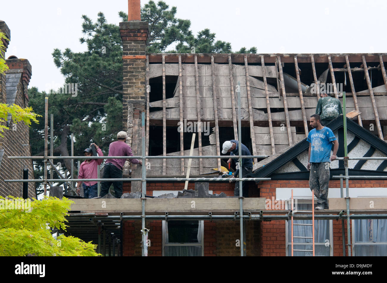 Striscia di Conciatetti vecchio tetto di ardesia su una casa prima della sostituzione con un nuovo tetto. Foto Stock