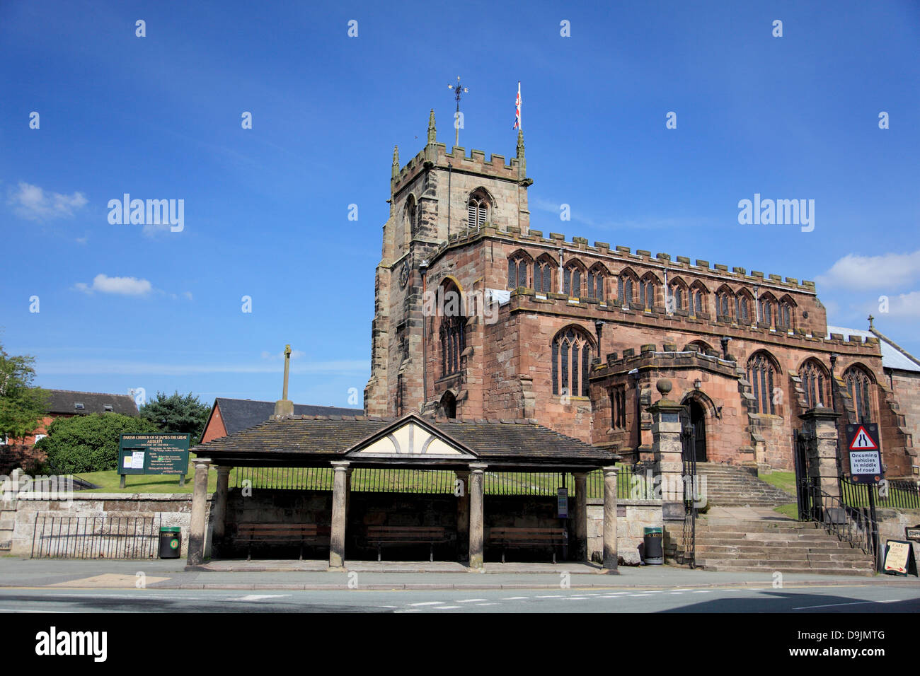 Il villaggio di Audlem, Cheshire con la Chiesa di San Giacomo il grande e la Buttercross nella parte anteriore di esso Foto Stock