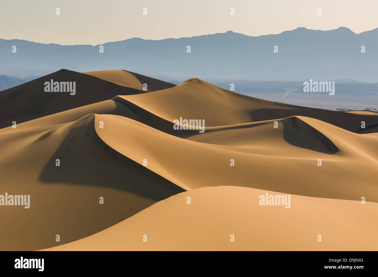 Le dune di sabbia su sunrise sky nella Death Valley, California Foto Stock