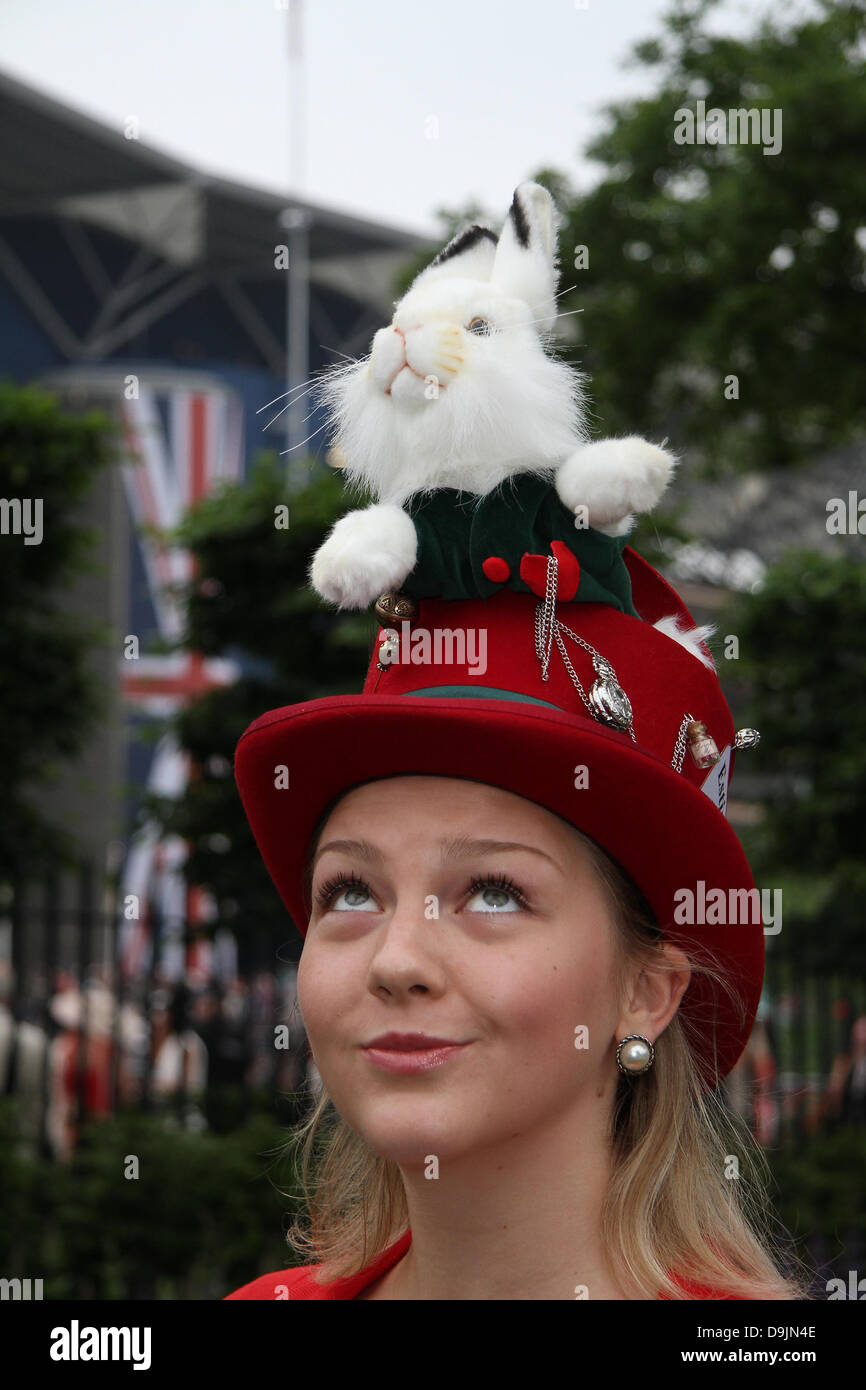 Racegoers assistere giorno due di Royal Ascot a Ascot Racecourse in Ascot, Inghilterra. Credito: WFPA/Alamy Live News Foto Stock