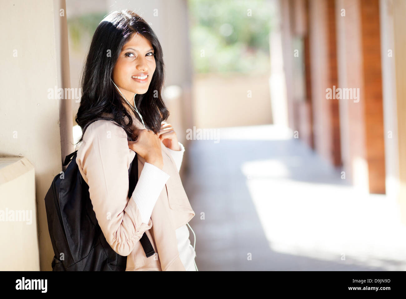 Bellissima femmina Indian studente di college ritratto dal corridoio Foto Stock