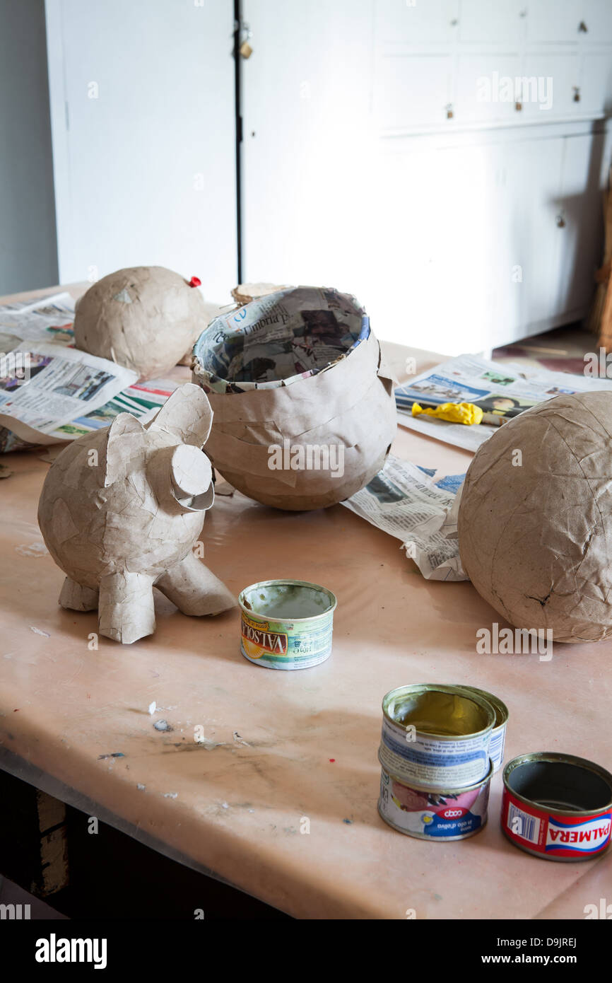 Papier Maché, artigianato tradizionale in corso presso Instituto Antonacci, scuola per non vedenti, Lecce, Italia meridionale. Foto Stock