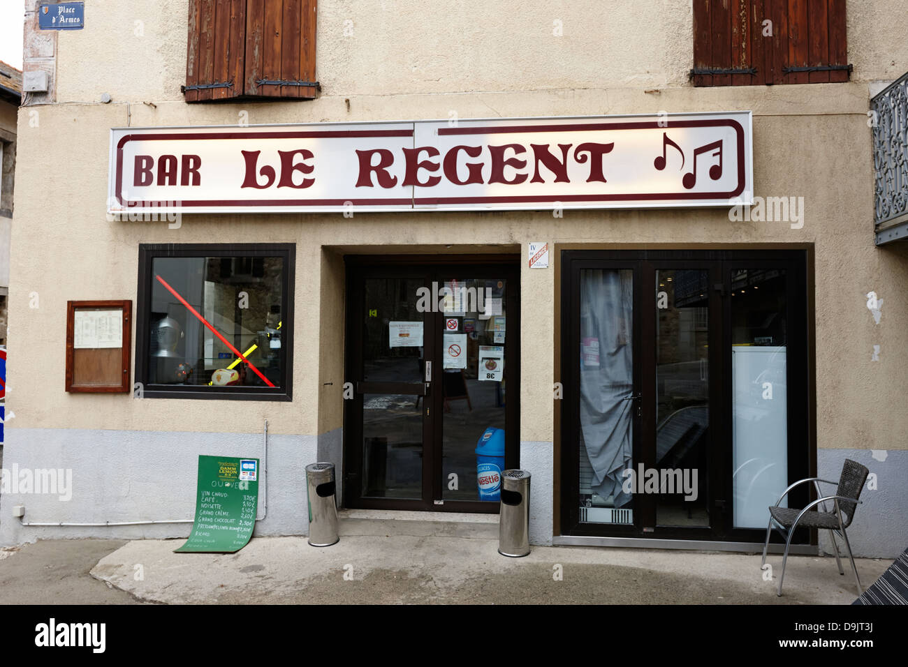 Piccolo locale cafe bar nella città vecchia di mont-louis pyrenees-orientales francia Foto Stock