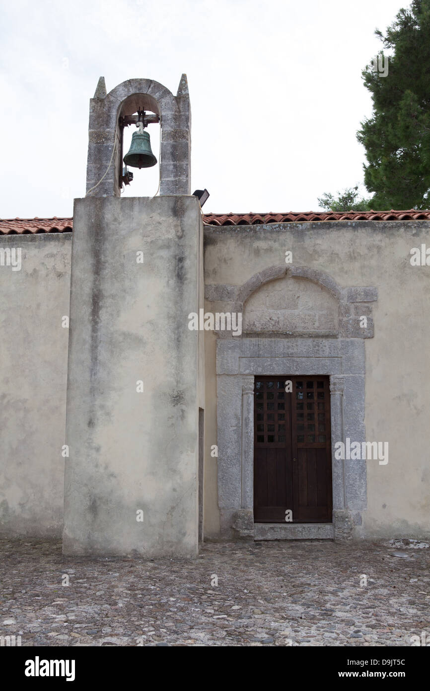 Una statua nella chiesa di Sant'Anna, Specchia Gallone, vicino Lecce, Puglia, Italia. Gli affreschi raccontano la storia su ogni parete principale. Foto Stock