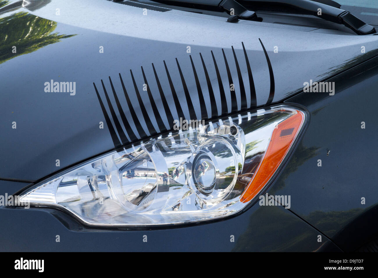 Ciglia decorativo aggiunto per il faro anteriore di un'auto. Foto Stock