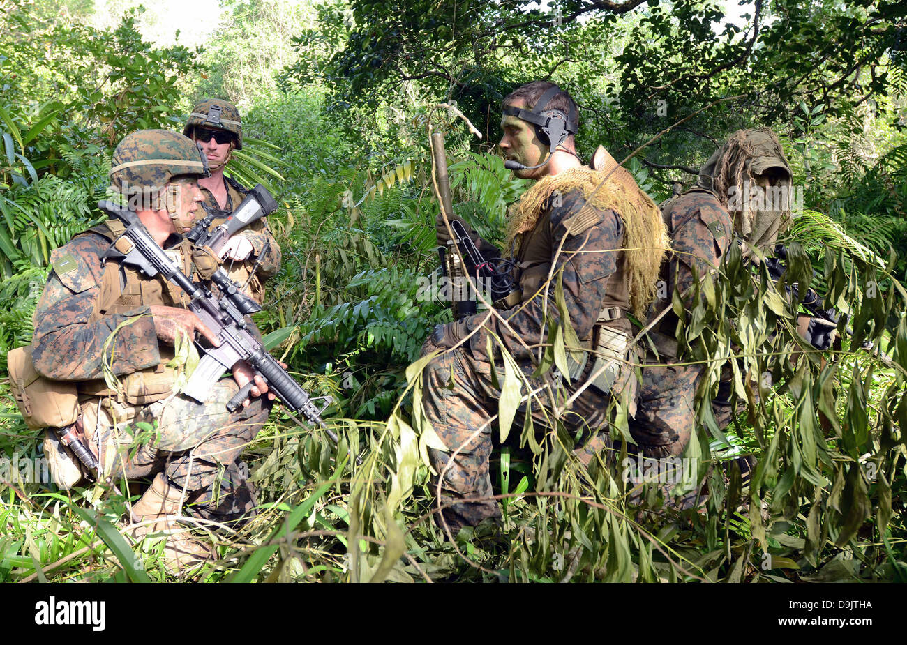 Marines americani con la terza marina forza expeditionary durante un raid anfibio esercita con il Royal malese esercito Giugno 20, 2013 nella spiaggia di Batu, Malaysia. Foto Stock