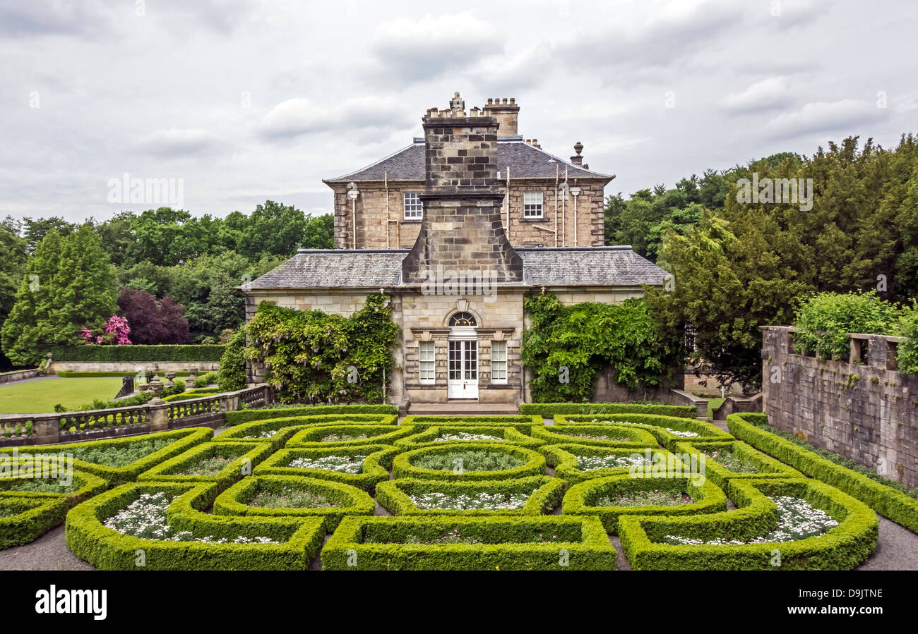 Pollok House di Pollok Country Park Glasgow Scozia con giardino formale Foto Stock