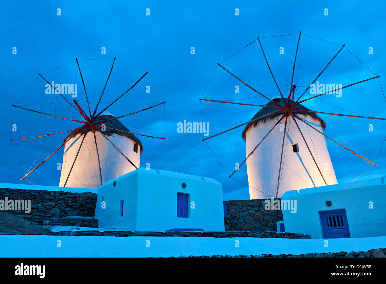 I vecchi mulini a vento tradizionali dell'isola di Mykonos in Grecia Foto Stock