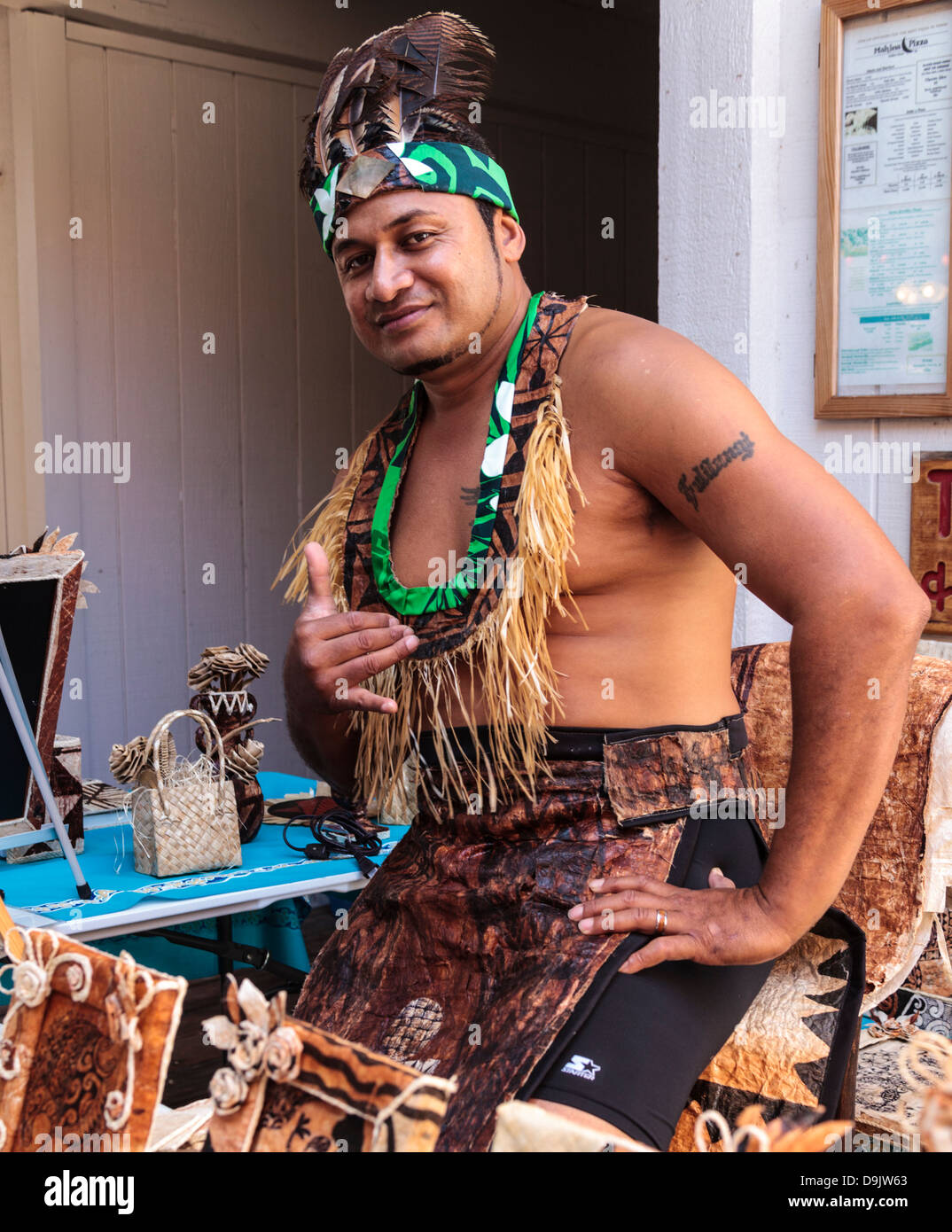Artista con la sua handcrafted kapa opere in Kona Inn Shopping Village sulla Big Island delle Hawaii Foto Stock