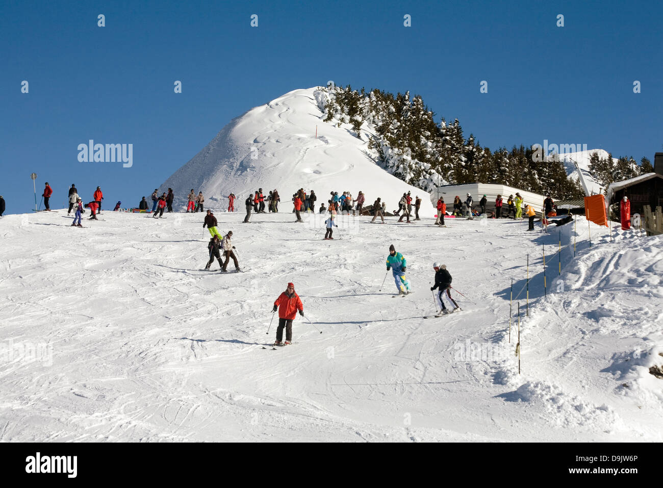 Sciatori e snowboarder scendendo una leggera pista di Avoriaz Portes du Soleil Haute Savoie Francia Foto Stock