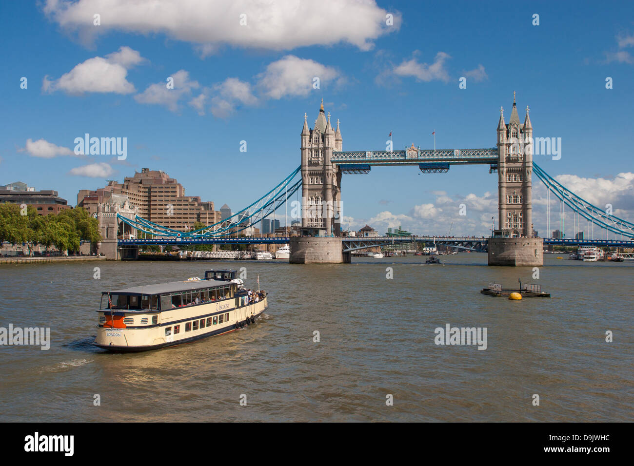 Il traffico sul fiume passando sotto il Tower Bridge di Londra Foto Stock