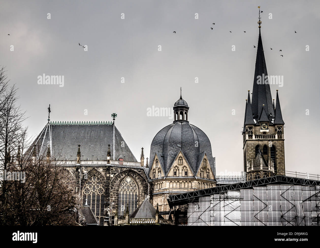 Torre, la cupola e la navata di Aquisgrana Cattedrale imperiale in Germania. Foto Stock