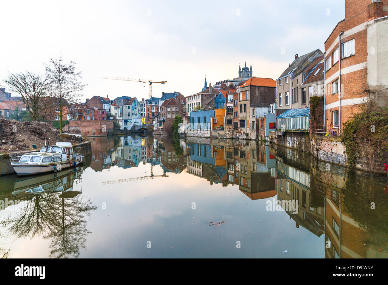 Gli edifici colorati che riflette in un canale di Gand, Fiandre Orientali, Belgio Foto Stock