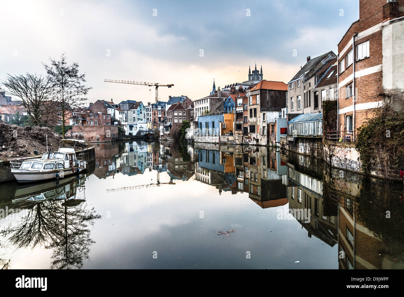 Gli edifici colorati che riflette in un canale di Gand, Fiandre Orientali, Belgio (HDR) Foto Stock