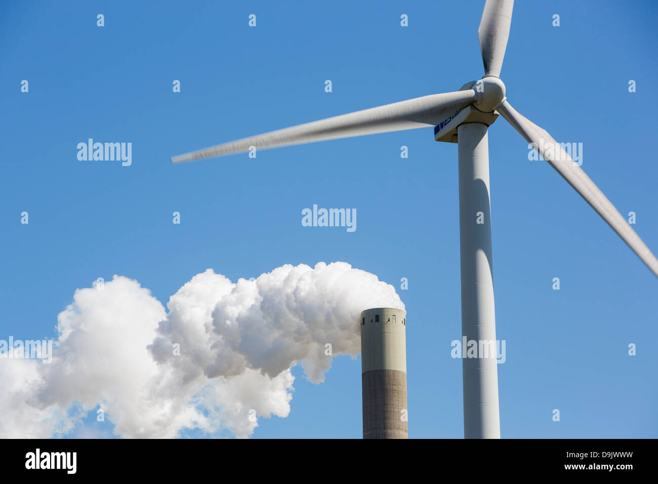 Il cambiamento climatico il cielo e l inferno di una turbina eolica con emissioni da un Coal Fired power station in Amsterdam, Paesi Bassi. Foto Stock