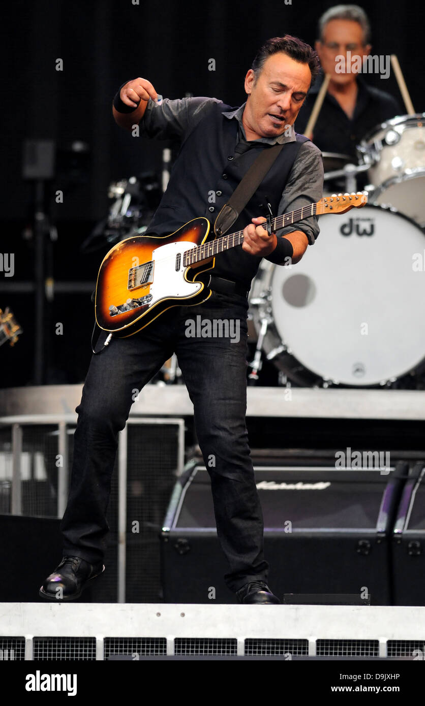 Bruce Springsteen suona la chitarra durante il concerto al Ricoh Arena, Coventry, Regno Unito. Parte della sua Wrecking Ball tour. Foto Stock