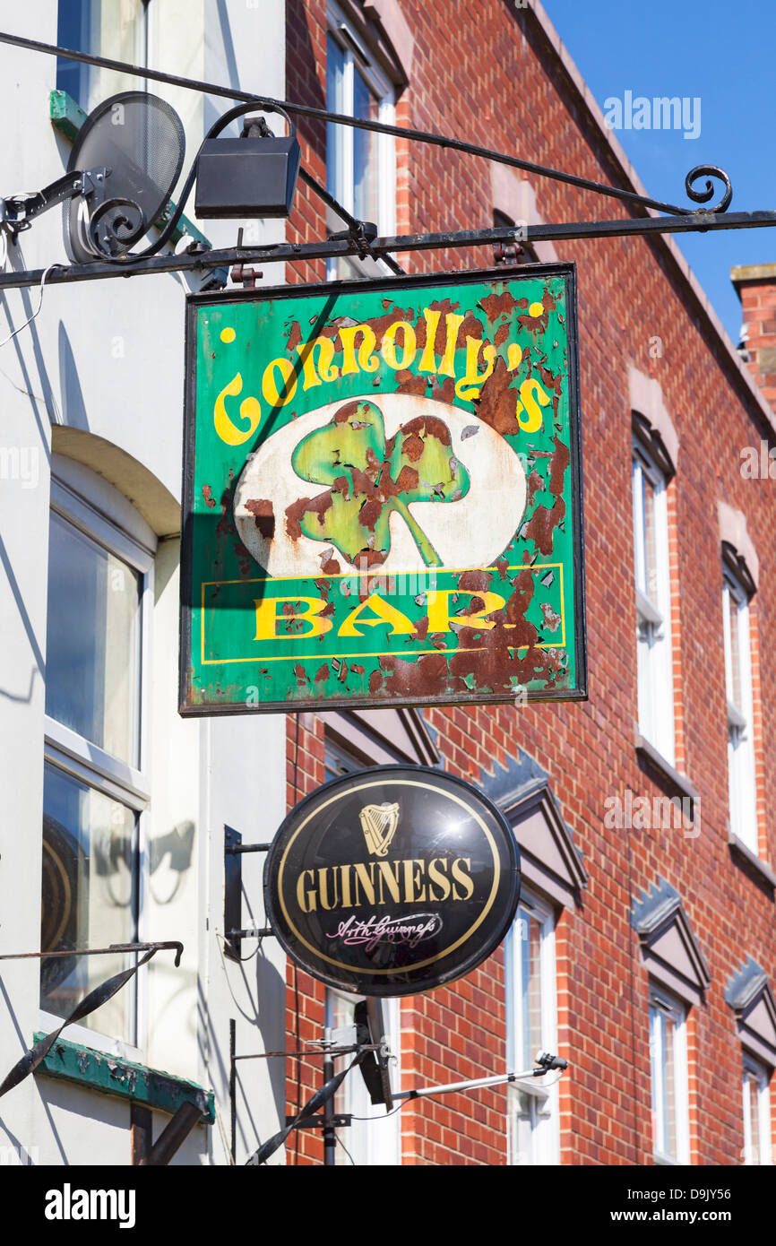 Per Il Connolly's Bar, un pub irlandese a Ross-on-Wye, Herefordshire, Inghilterra Foto Stock