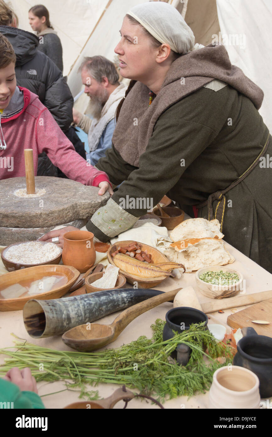 Replica viking utensili da cucina e cibo e una dimostrazione di mano di mais di fresatura a Viking rievocazione storica in Sant Helens. Foto Stock