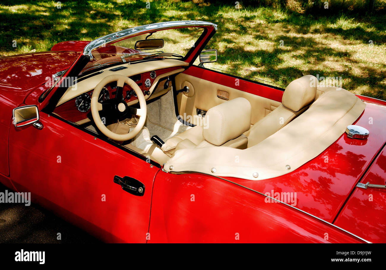 Auto MG, oldtimer, rosso, stile di vita, Oldtimer, auto, marcia, rosso, cabrio, astratto, asfalto, sfocatura, sfocatura, città, paesaggio urbano, curva, cruscotto, cruscotto, Foto Stock