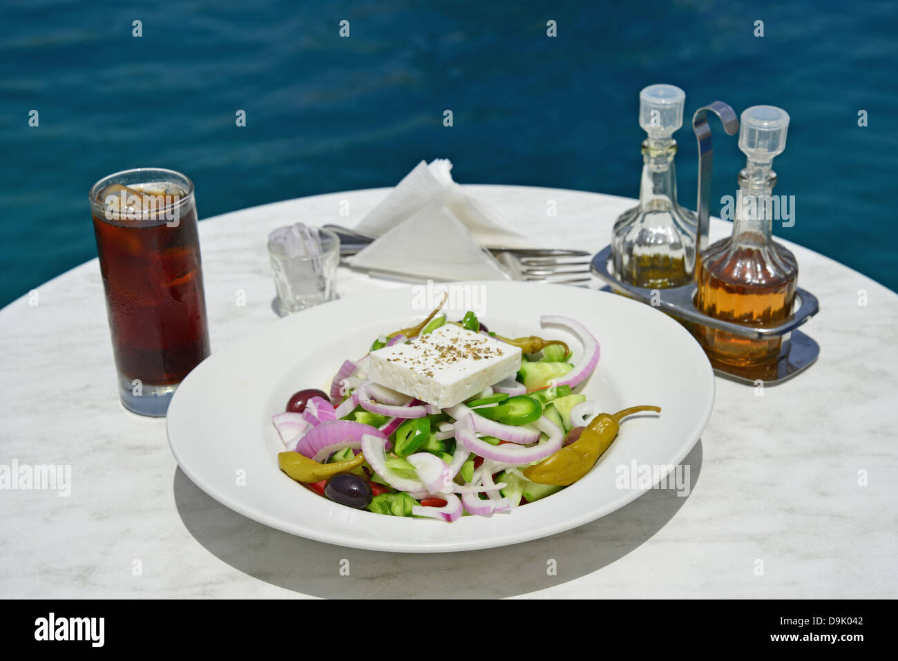 Insalata greca sul tavolo al waterfront taverna, Symi (SIMI), Rodi (Rodi) Regione, del Dodecaneso, Egeo Meridionale Regione, Grecia Foto Stock