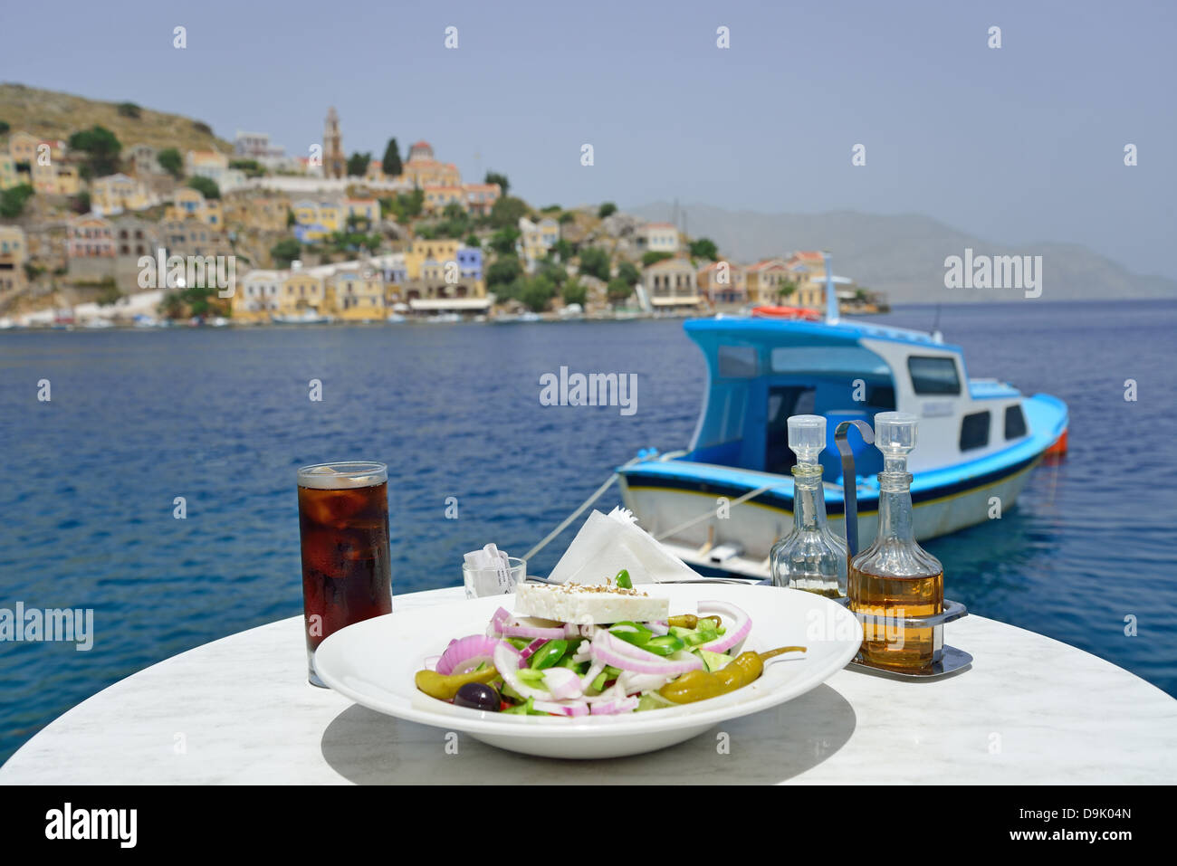 Insalata greca sul tavolo al waterfront taverna, Symi (SIMI), Rodi (Rodi) Regione, del Dodecaneso, Egeo Meridionale Regione, Grecia Foto Stock
