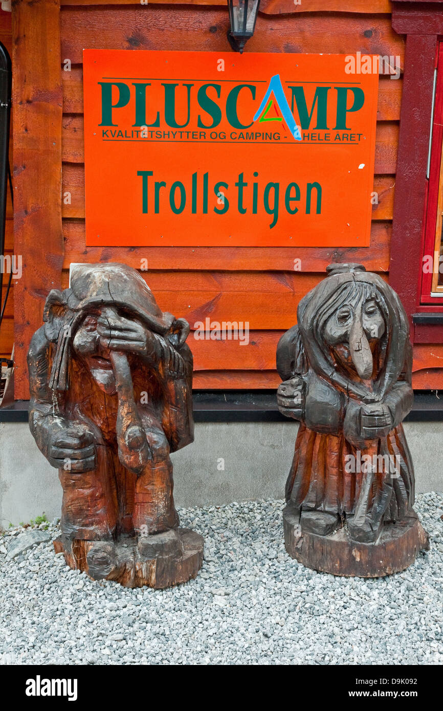In legno intagliato Troll figure a PlusCamp camp site accanto all'autostrada Trollstigen in Norvegia di Fjordland Foto Stock