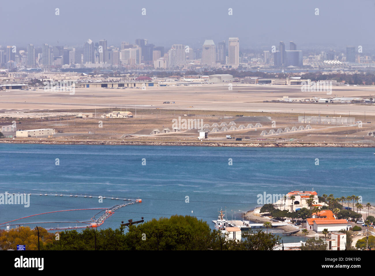 Vista di San Diego skyline atmosfera nebuloso da Point Loma Isola California. Foto Stock