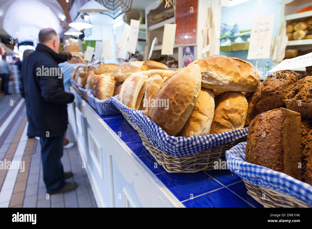 Pane fresco per la vendita in una fase di stallo all'interno del mercato inglese a Cork città in Repubblica di Irlanda Foto Stock