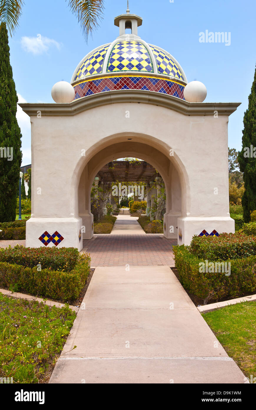 Balboa Park archi promenade e piante a San Diego in California. Foto Stock