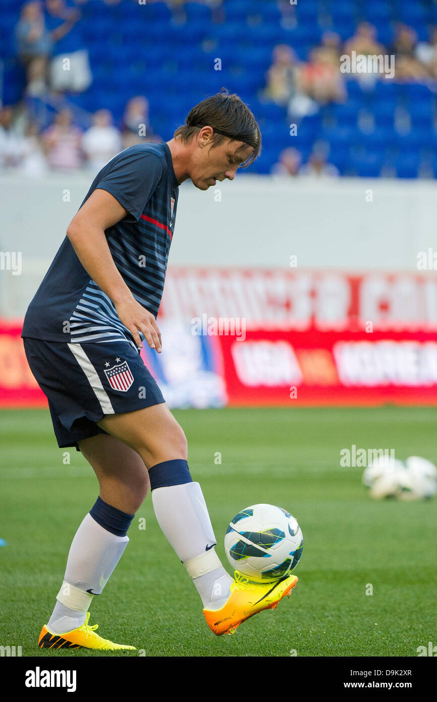 Harrison, N.J, USA XX Giugno, 2013. Giugno 20, 2013: US Nazionale Femminile in avanti Abby Wambach (20) equilibra una palla sul suo piede durante gli Stati Uniti Donne vs Repubblica Coreana- internazionale cordiale alla Red Bull Arena - Harrison, N.J. Noi la Nazionale Femminile ha sconfitto la Corea Repubblica 5-0. ©csm/Alamy Live News Foto Stock