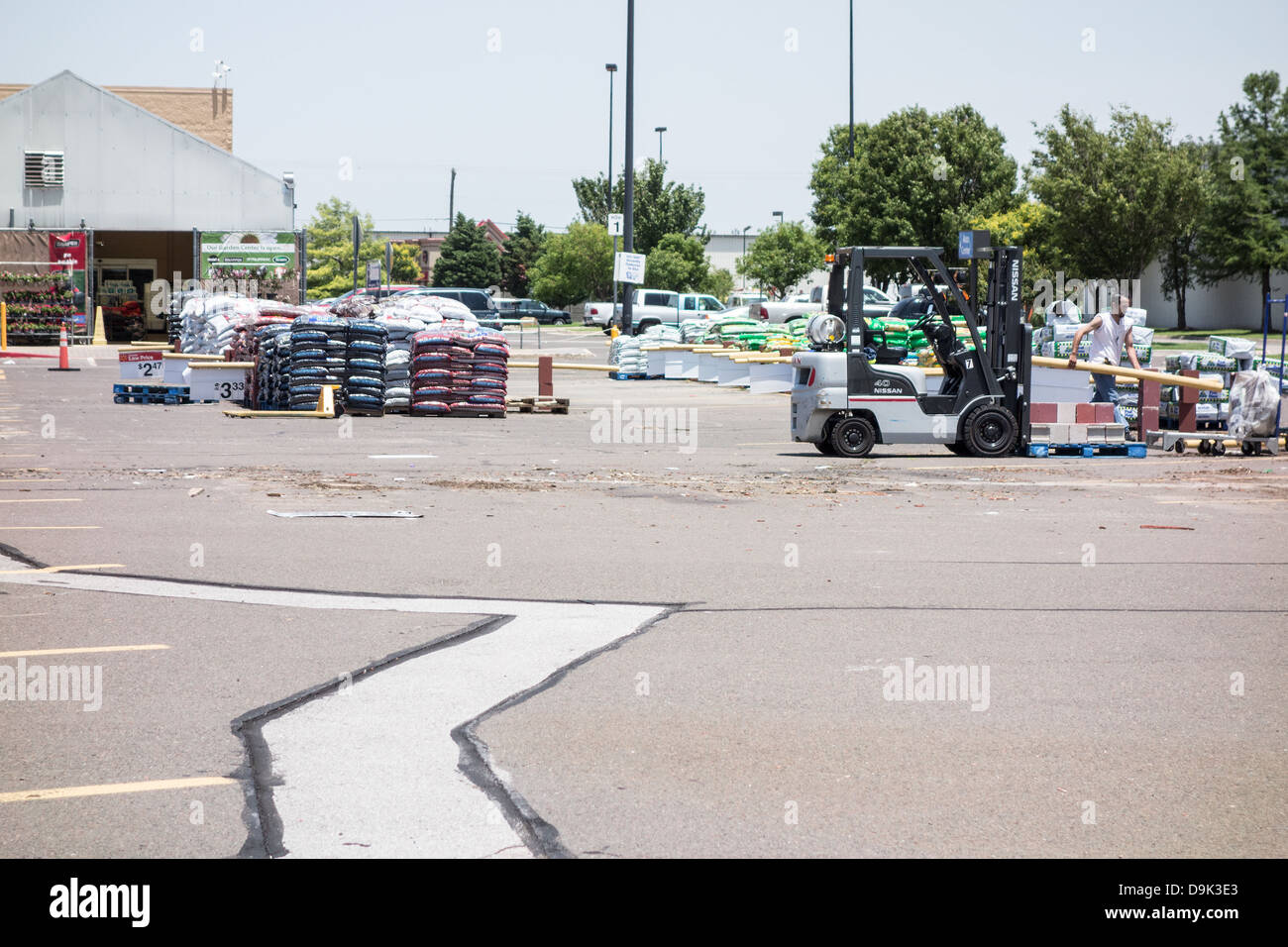 Un operaio di utilizzo di un caricatore si muove il giardinaggio merchandise nel parcheggio di un Walmart store nella città di Oklahoma, Oklahoma, Stati Uniti d'America. Foto Stock