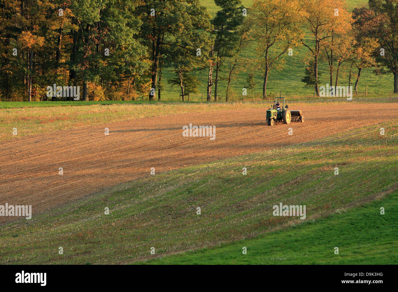 Agriturismo il Contadino campo paese rurale trattore arare il terreno agricolo di sporco Foto Stock