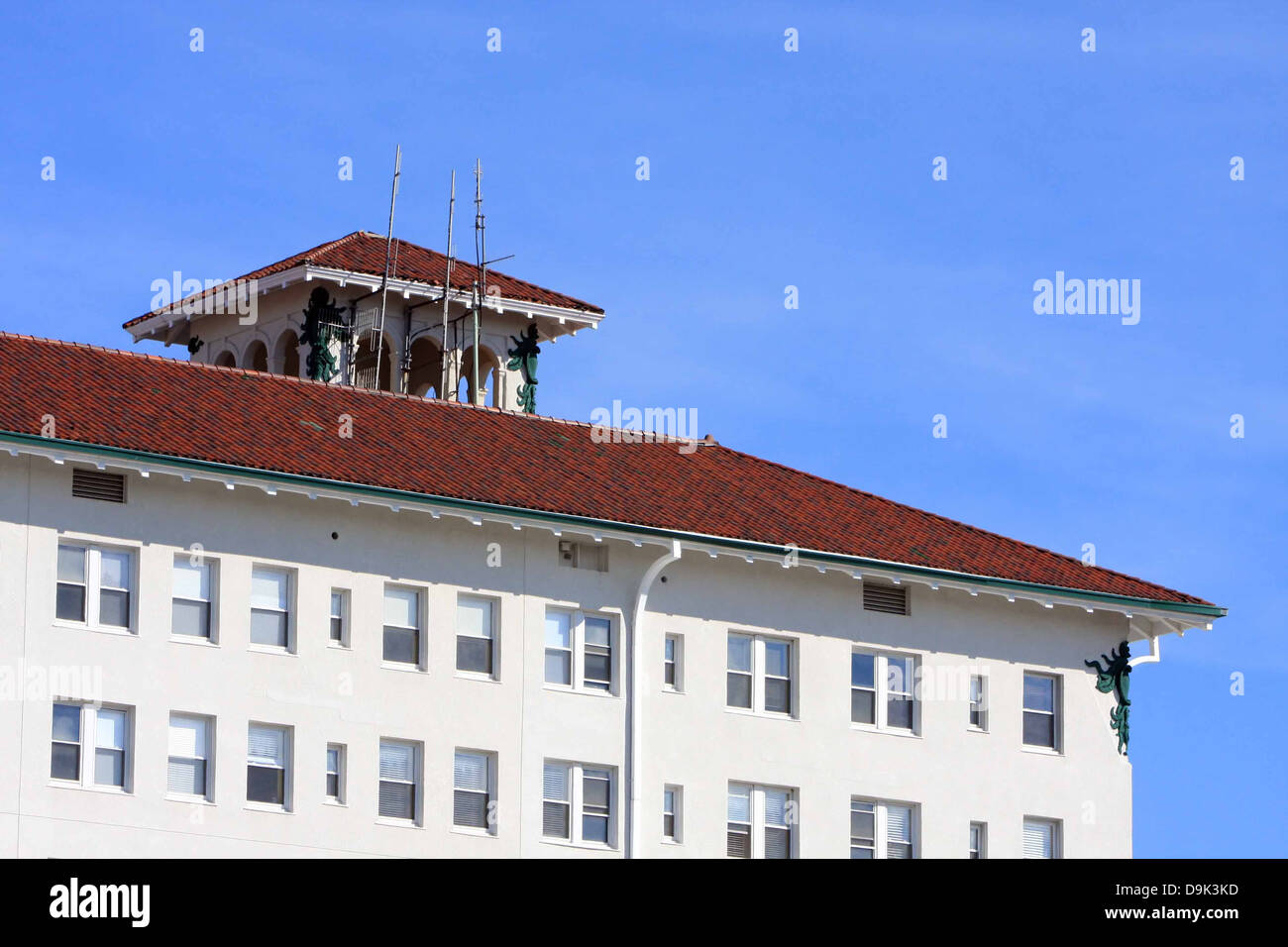 Un edificio bianco finestre da tetto blu cielo Foto Stock