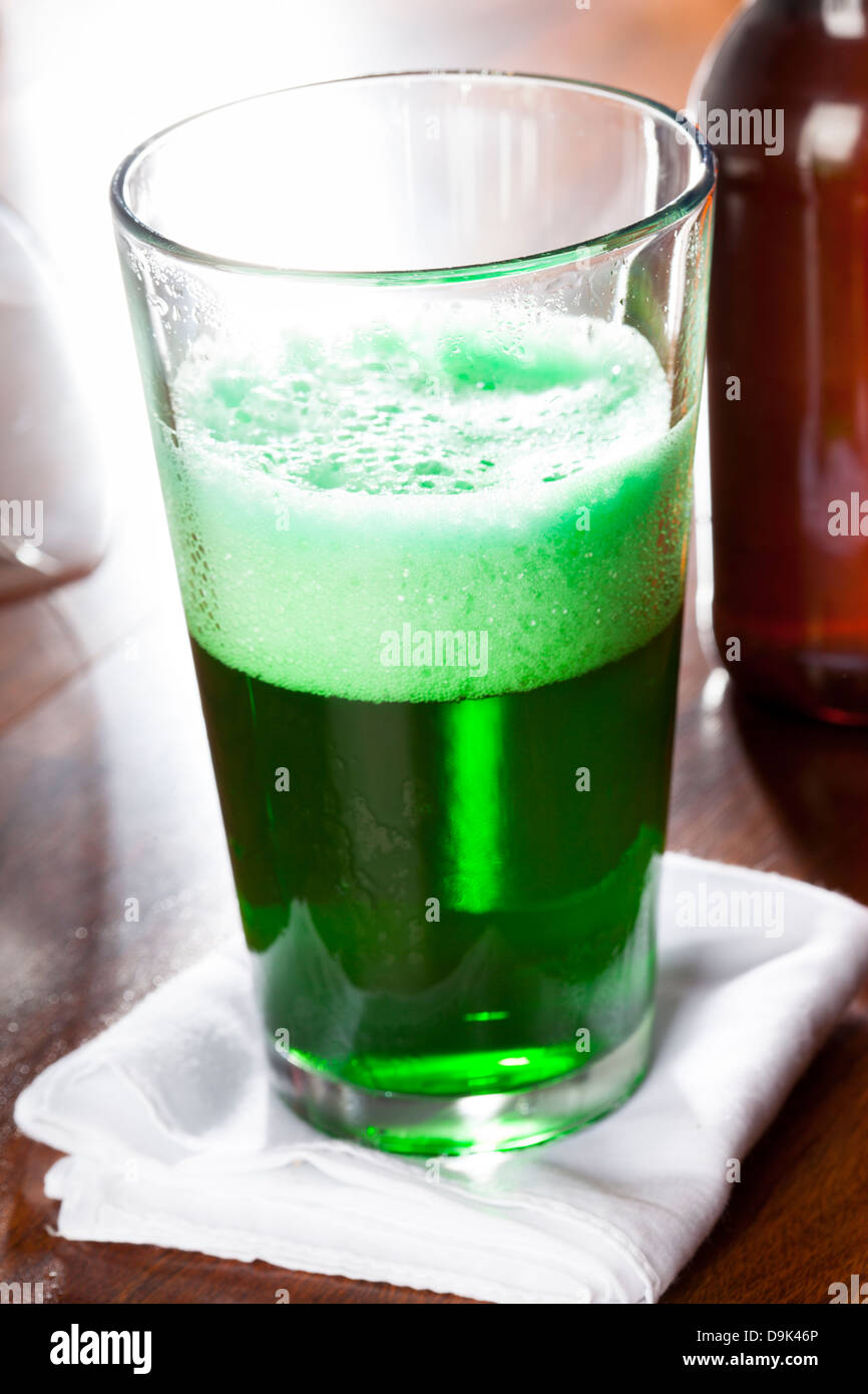 Tinta verde birra per San Patrizio Day celebrazione Foto Stock