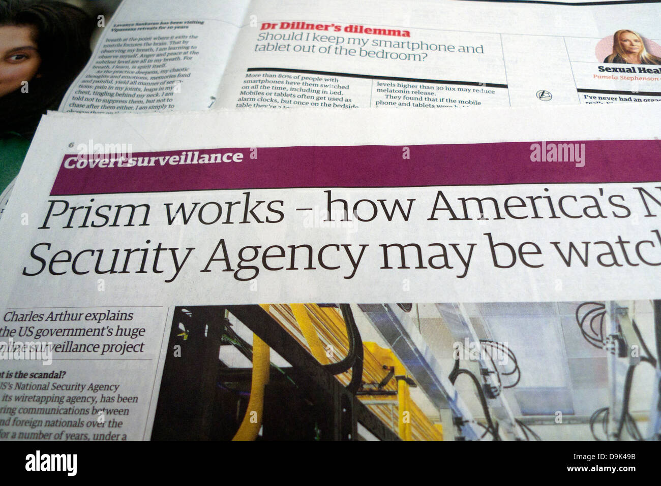 Guardian giornale headline sorveglianza articolo clipping 'il prisma funziona - come l'Agenzia nazionale di sicurezza dell'America può guardarti' Regno Unito 8 giugno 2013 Foto Stock