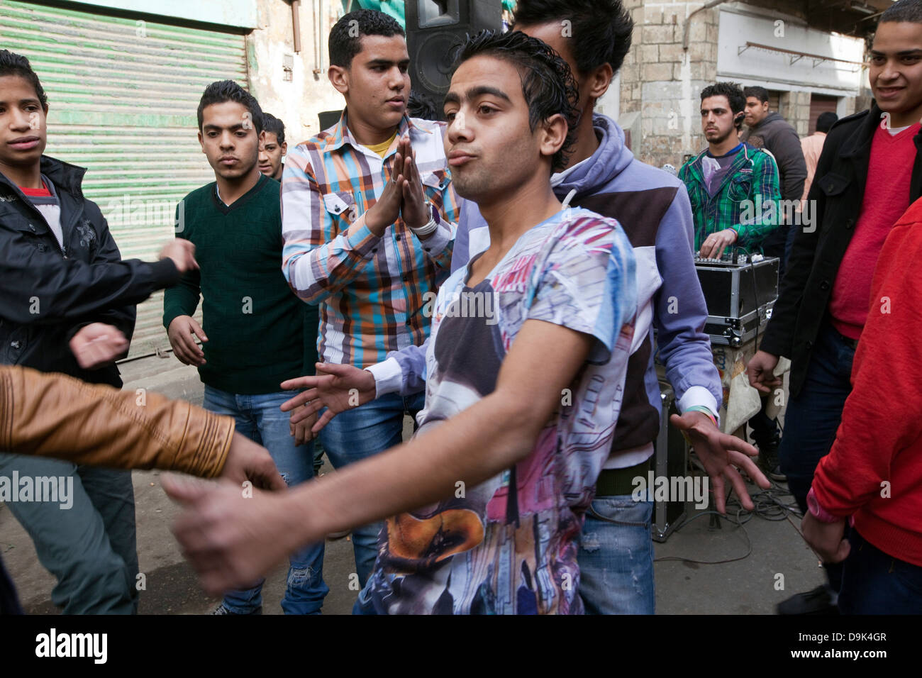 Ragazzi e giovani danza per un sistema audio nelle strade per festeggiare un matrimonio, Il Cairo islamica al Cairo, Egitto Foto Stock